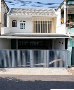 ให้เช่าทาวน์โฮม 2 ชั้น  16 ตร.วา. 130 ตร.ม. ม.นิด้า 3กม. แฮปปี้แลนด์ เดอะมอลล์ บางกะปิ 1.5กม. MRTแยกลำสาลี 2.1กม. เสนาวิลล่า 2นอน 