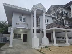 ให้เช่าบ้านย่านรามคำแหงหัวหมาก บางกะปิ ใกล้โรงเรียนนานาชาติแมนดาริน  ปากซอยมีรถไฟฟ้าสถานีศรีบูรพา ใกล้ นิด้า เดอะมอลล์บางกะปิซอยรามคำแหง 68 