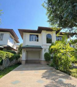 บ้านเดี่ยว ในหมู่บ้านฟ้าหลวง หน้าบ้านไม่ชนใคร เงียบสงบ ไม่วุ่นวาย เป็นส่วนตัวสูง