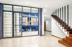 แจ้งวัฒนะ 33-37  MRT เมืองทองธานี 900 ม. MRT ศรีรัช 120 ม.ให้เช่าทาวน์โฮม 3.5 ชั้น แจ้งวัฒนะ เซ็นทรัลแจ้งวัฒนะ 1.6 กม. 27 ตร.วา. 340 ตร.ม. 