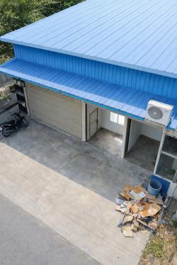 ตลาดลาดสวาย 800 ม. 130ตร.ม. PTT ลำลูกกาคลอง4 100ม. วัดลาดสวาย 1.2 กม. โกดังให้เช่า 1นอน 1น้ำ ติดถนนใหญ่ จอดรถหน้าอาคารได้ 2 คัน