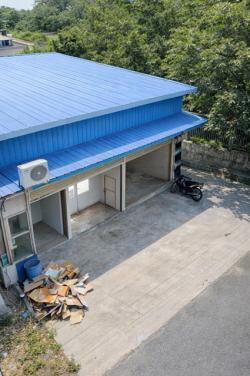 PTT ลำลูกกาคลอง4 100ม. วัดลาดสวาย 1.2 กม. โกดังให้เช่า 1นอน 1น้ำ ติดถนนใหญ่ ตลาดลาดสวาย 800 ม. 128 ตร.ม.  จอดรถหน้าอาคารได้ 2 คัน