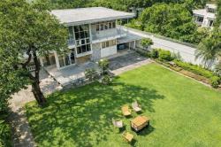 ให้เช่าคฤหาสน์ 6นอน มีสนามหญ้าส่วนตัว ใกล้ทางด่วนสุขุมวิท 62  BTS บางจาก 500 ม. บิ๊กซี อ่อนนุช  2 ชั้น 4น้ำ หลังใหญ่  200 ตร.ว. 5 จอดรถ 