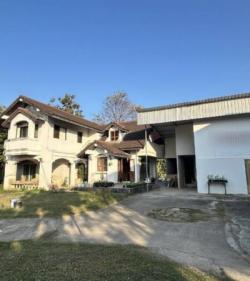 ที่ดินพร้อมสิ่งปลูกสร้าง 408 ตร.ว. ใกล้ถนนหลัก และรร.นานาชาติ เพียง 500 ม. ขายต่ำกว่าราคาประเมินมาก 