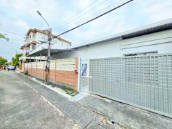 MRT ลาดพร้าว 101 1.4 กม.โกดังให้เช่า  บิ๊กซี  ลาดพร้าว1 Food Land  รพ.ลาดพร้าว  670 ตร.ม.  เดอะมอลล์ บางกะปิ  เซ็นทรัล อีสต์วิลล์ 3 กม.