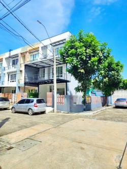 บริติชโคลัมเบีย 2.9 กม. 31 ตร.วา. 370 ตร.ม.  ทาวน์โฮมหลังมุม 3ชั้น 3นอน 3น้ำ ถนนกัลปพฤกษ์ 50 ม. BTS วุฒากาศ 1.7 กม. 