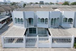 ทองหล่อ ใหญ่มาก ทาวน์เฮาส์ 2 ชั้น 4นอน พัฒนาการ 21-25 BTSเอกมัย 2.5กม. 2 น้ำ ทางด่วนพัฒนาการ 35ตร.ว. 180ตร.ม รร.นานาชาติเอกมัย 2.7 กม.