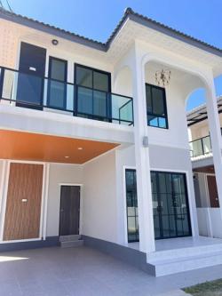 บ้านเดี่ยวให้เช่าทำเลนาป่าชลบุรี-ท้องคุ้ง 4 ห้องนอน 4 ห้องน้ำ  1 ห้องโถงใหญ่ 1 ห้องครัว  2-3 ที่จอดรถพื้นที่ใช้สอยขนาด 74 ตรว.