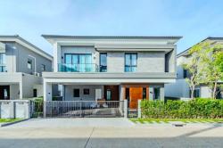 บ้านเดี่ยวหรูสไตล์โมเดิร์น 2 ชั้น ฟังก์ชันครบ 4 นอน 5 น้ำ ใกล้ เมกาบางนา 500 ม. หลังใหญ่ 62 ตร.ว.ทำเลศักยภาพติดถนนเมน ใกล้ทางด่วน และวงแหวน