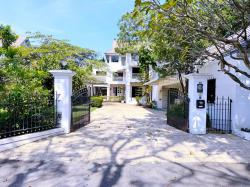 ซอยเสรีไทย 51-61Fashion Chocolate Ville 2.1 กม. 4นอน ให้เช่าคฤหาสน์  3ชั้น 200ตารางวา 1,200ตรม.  3น้ำ  สนามกอล์ฟ 18 หลุม 