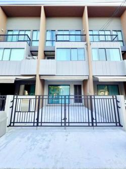 บ้านกลางเมือง รร.นานาชาติ ไบรท์ตัน กรุงเทพฯ 900 ม.ทาวน์โฮม 3 ชั้น 3 นอน 3 น้ำ ARL บ้านทับช้าง 3.5 กม.  พระราม9-กรุงเทพกรีฑา 