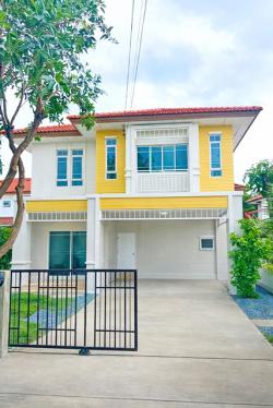 หทัยราษฎร์39 เฟอร์ครบทั้ง 3นอน รร.สาธิตพัฒนา ให้เช่าบ้านเดี่ยว 2ชั้น 70ตรว. ซาฟารี 4แอร์ 3น้ำ ห้องนั่งเล่น ห้องครัว ปัญญา