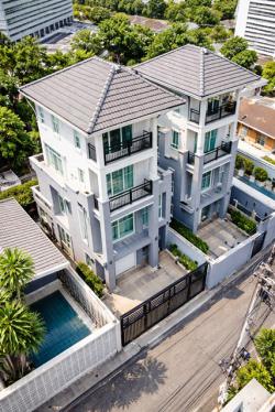 ใกล้ BTS เอกมัย 2 กม. ทาวน์โฮม 3.5 ชั้นพร้อมชั้นลอย 3 นอน 3 น้ำ 27 ตร.ว. เอกมัย10-12 340 ตร.ม.ทำเลปรีดี พนมยงค์ ดองกี้ มอลล์ ทองหล่อ 