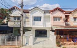 หมู่บ้านนภาพร  บ้านสวยตกเเต่งใหม่ เดินทางสะดวกใกล้รถไฟฟ้าสายสีม่วง
