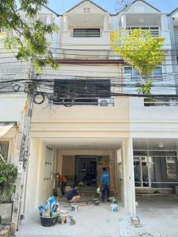 รหัสC7087 ขายหรือให้เช่าทาวน์โฮม3.5ชั้น ย่านทาวน์อินทาวน์ ถนนศรีวรา ใกล้เลียบทางด่วนประดิษฐ์มนูธรรม