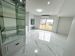 ให้เช่าบ้านเดี่ยว 5 ชั้น 450 ตร.ม. เย็นอากาศ เรสซิเดนท์ รีโนเวทใหม่ ใกล้ One Bangkok