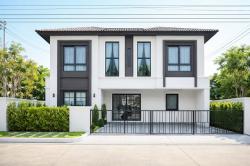 ใกล้เมกาบางนา 500 ม.  75ตร.วา 200ตร.ม. บ้านเดี่ยว 2 ชั้น 4 นอน 4 น้ำ  พร้อมเฟอร์ฯ คอนคอร์เดียน