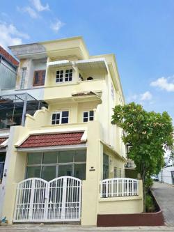 ให้เช่าทาวน์โฮม 3 ชั้น หลังมุม 4 ห้องนอน ย่านโชคชัย 4 สตรีวิทยา 2 รีโนเวทใหม่ ใกล้โรงเรียนสตรีวิทยา 2 เดินทางสะดวก เข้าออกหลายเส้นทาง