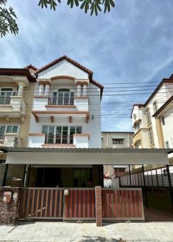 ให้เช่าทาวโฮม  3.5 ชั้น ตกแต่งใหม่ทั้งหลัง   หมู่บ้านสรานนท์ ปากเกร็ด หลังมุม  50 ตร.ว.   7 ห้องนอน    แอร์7 เครื่อง ที่จอดรถ 5 คัน  