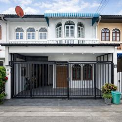 ทาวน์เฮาส์ 2 คูหาสัมมากร รามคำแหง 114 -124 3นอน รพ.เกษมราษฎร์ รามคำแหง 750ม.40 ตร.ว. 320 ตร.ม. รร.เตรียมอุดมน้อมเกล้า 900ม. 