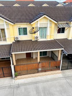 ทาวน์เฮ้าส์ 2ชั้น 3นอน 2น้ำ ใกล้รถไฟฟ้าสายสีแดง หลักหก 600ม. โปร่งโล่ง  19 ตร.วา. 150 ตร.ม.  ม.รังสิต 1.88กม.  