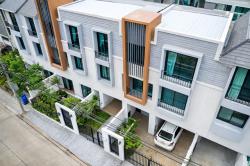 ถ.ติวานนท์ แจ้งวัฒนะ สำนักงานที่ดิน ปากเกร็ด 2 กม.  อิมแพ็ค เมืองทองธานี 900 ม. 3 นอน 3 น้ำ19 ตร.วา. 220 ตร.ม. ทาวน์โฮม 3ชั้น 